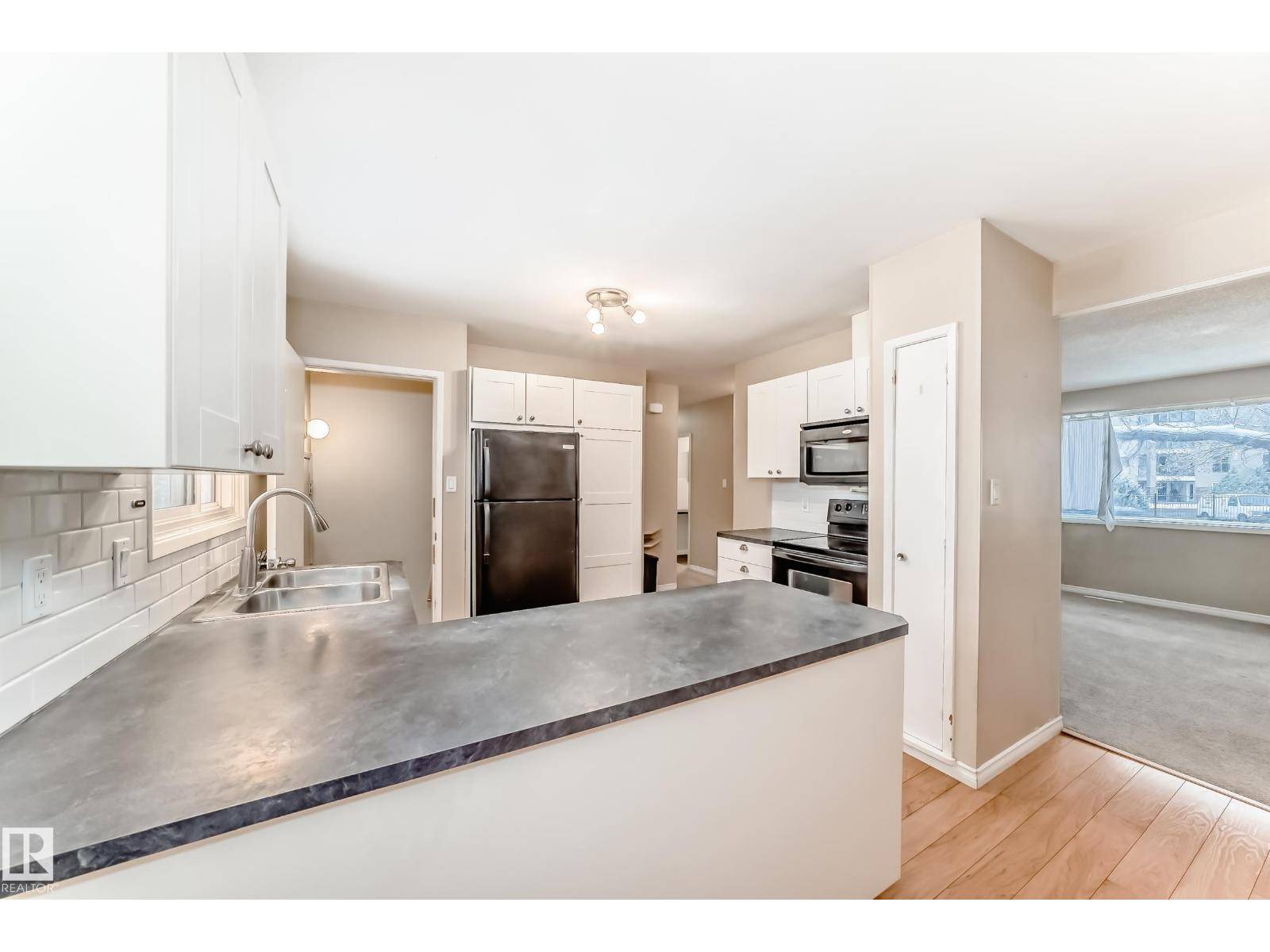 Edmonton, AB T5R1Y6,8915 156 ST NW