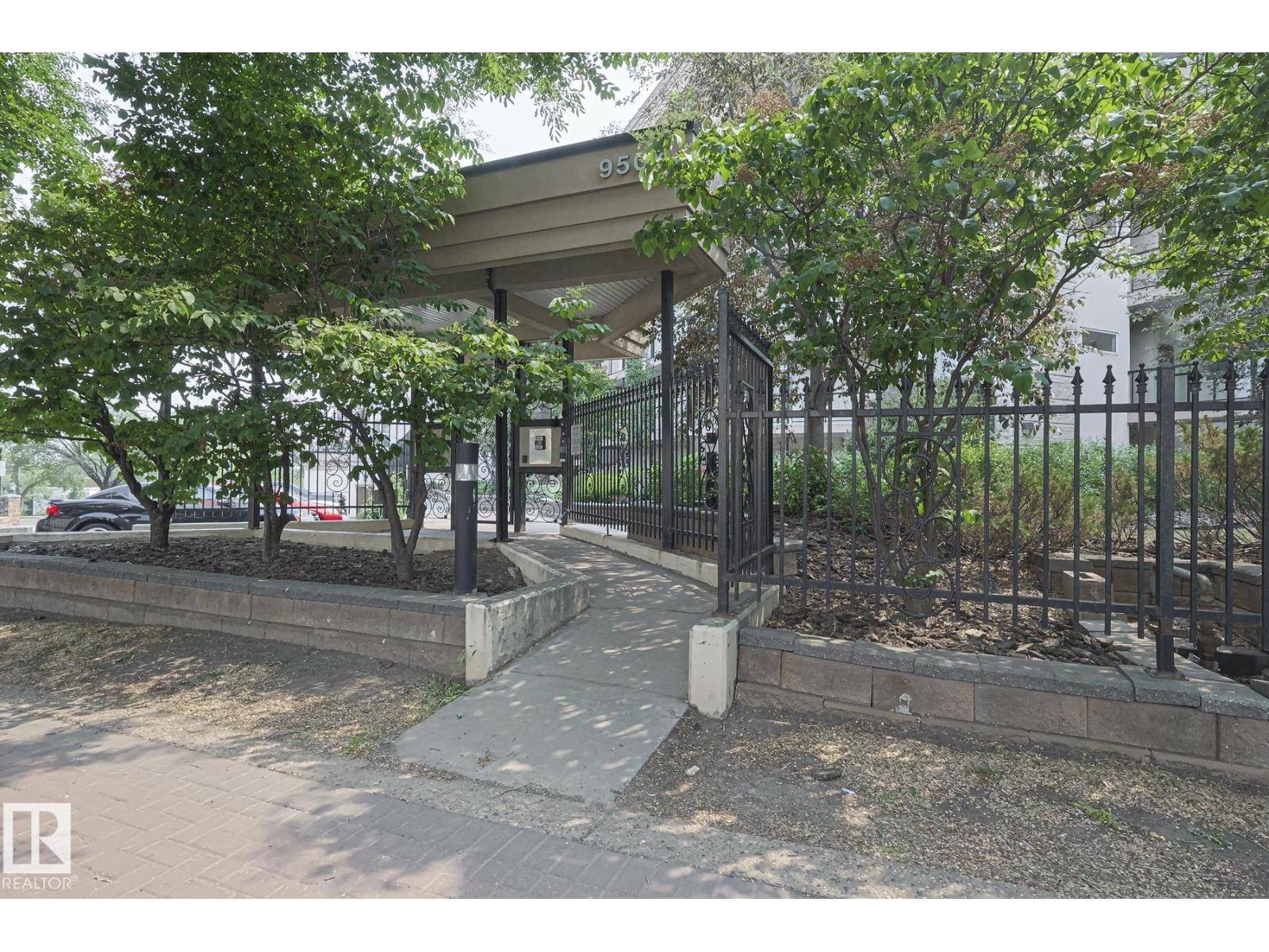 Edmonton, AB T5H4R1,#113 9507 101 AV NW