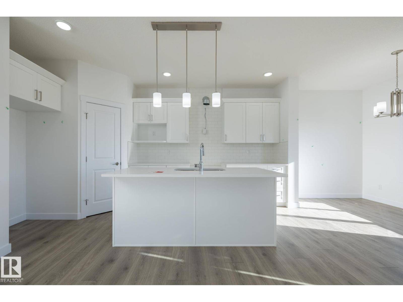 Edmonton, AB T6X3J1,2631 5 AV SW