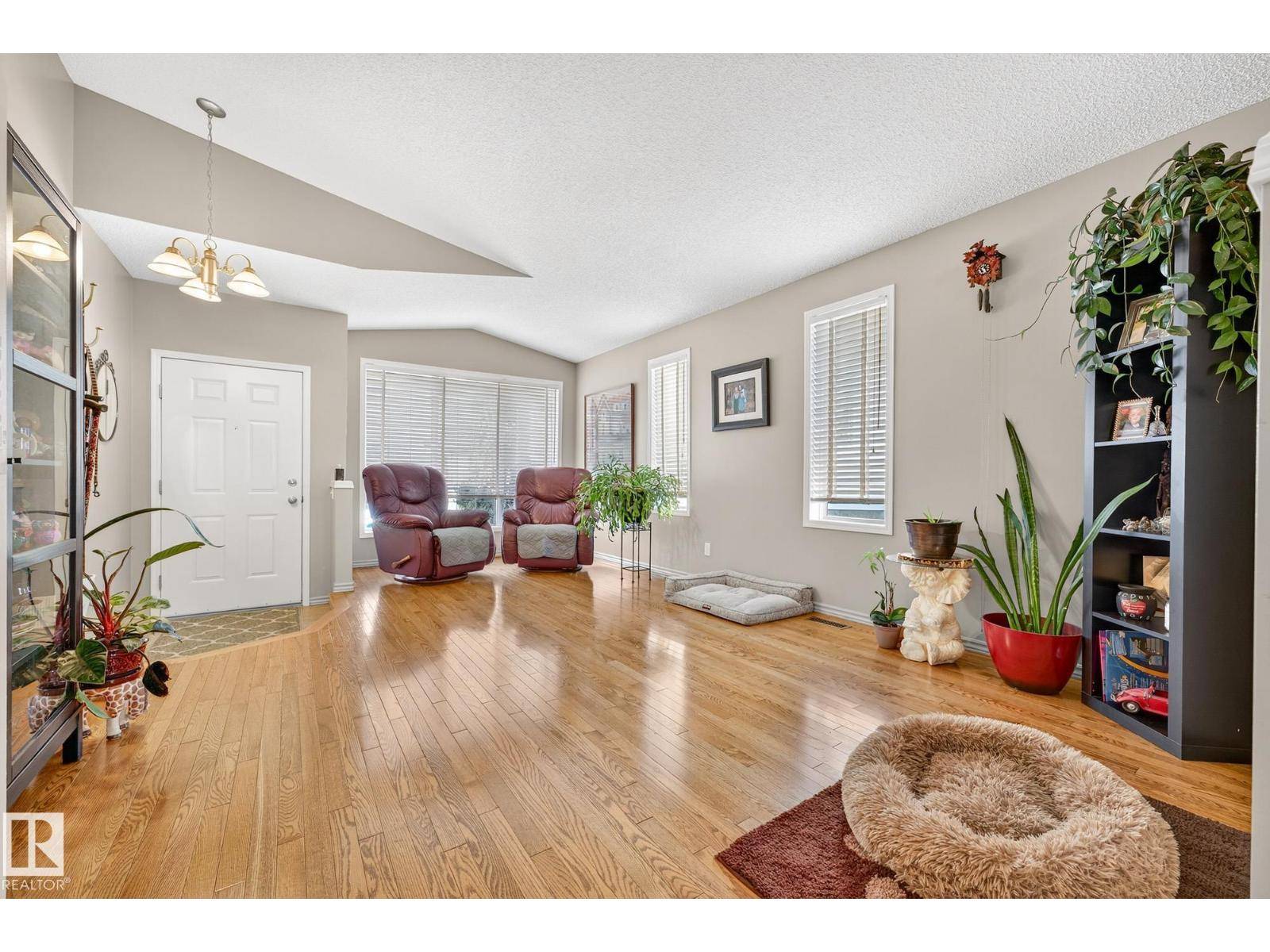 Edmonton, AB T5Z3G8,8304 170 AV NW