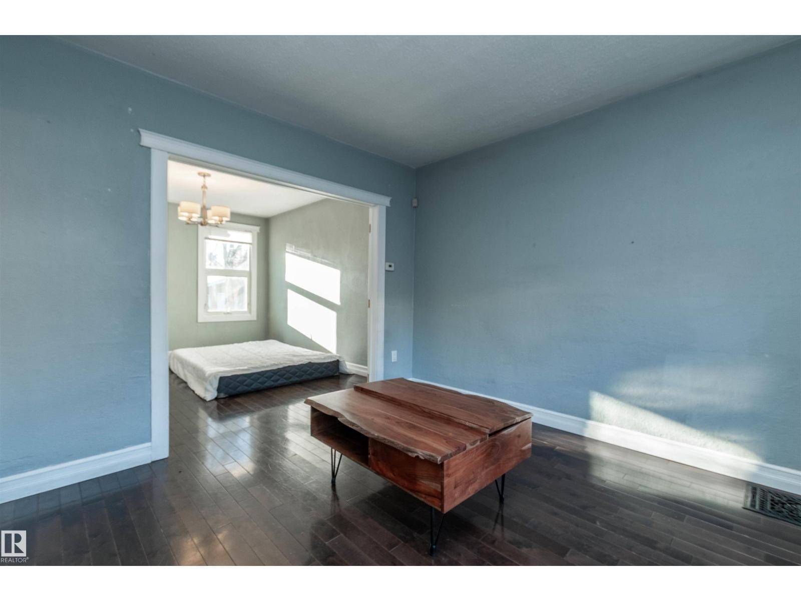 Edmonton, AB T5H0C2,9213 101A AV NW