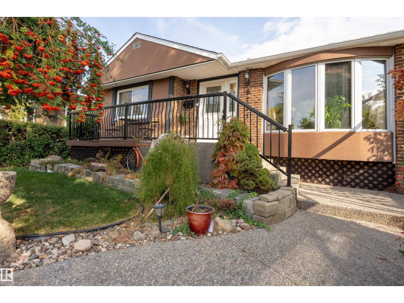 Edmonton, AB T5R1L9,8721 152 ST NW NW