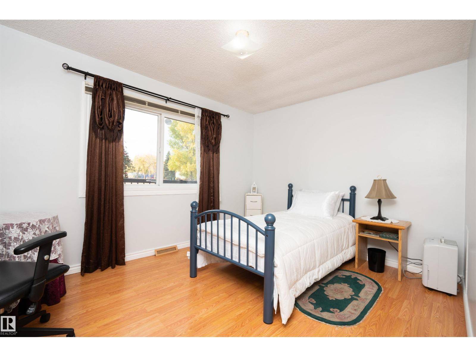 Edmonton, AB T5R1L9,8721 152 ST NW NW