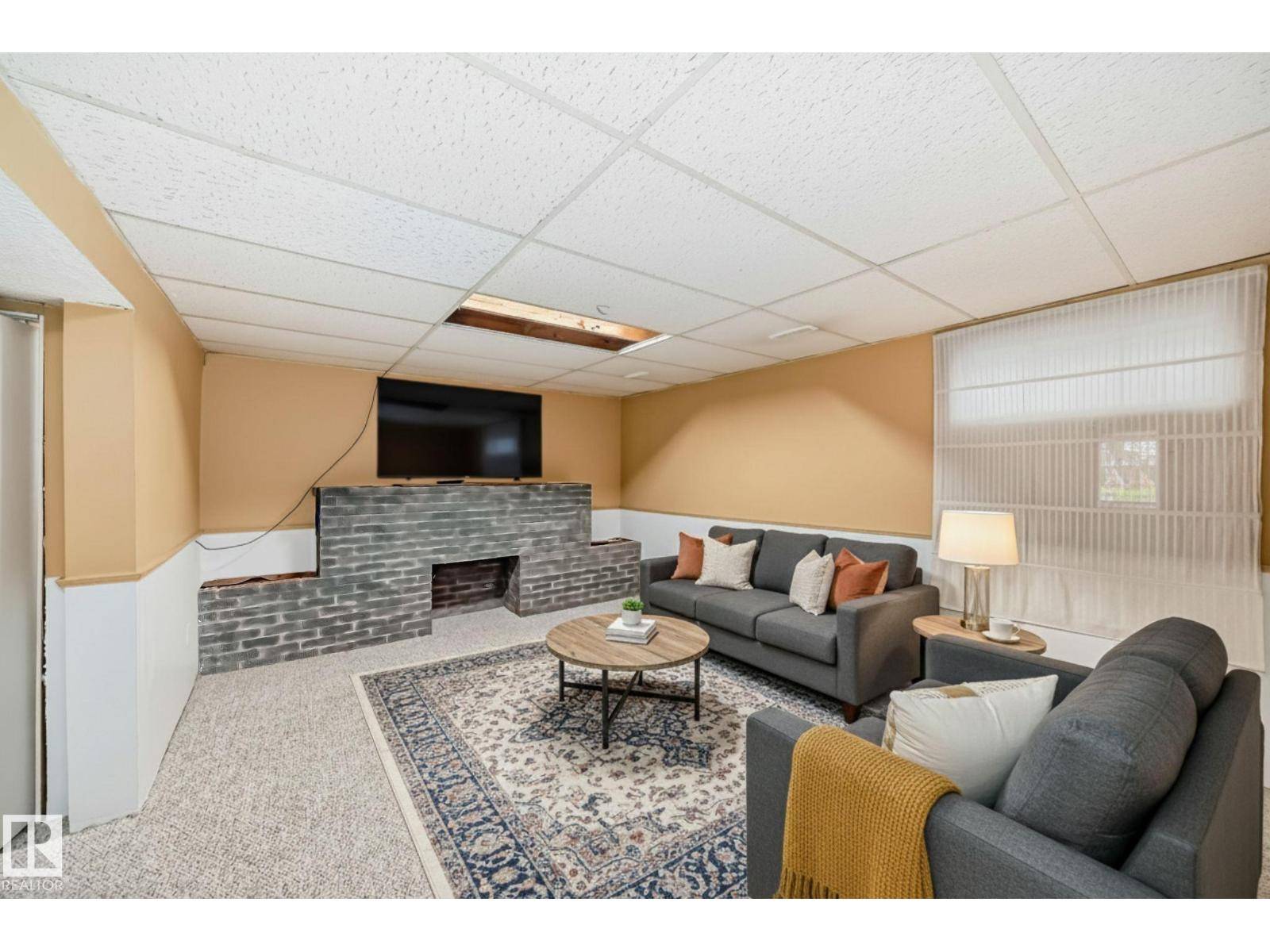 Edmonton, AB T5W0S9,4037 114 AV NW