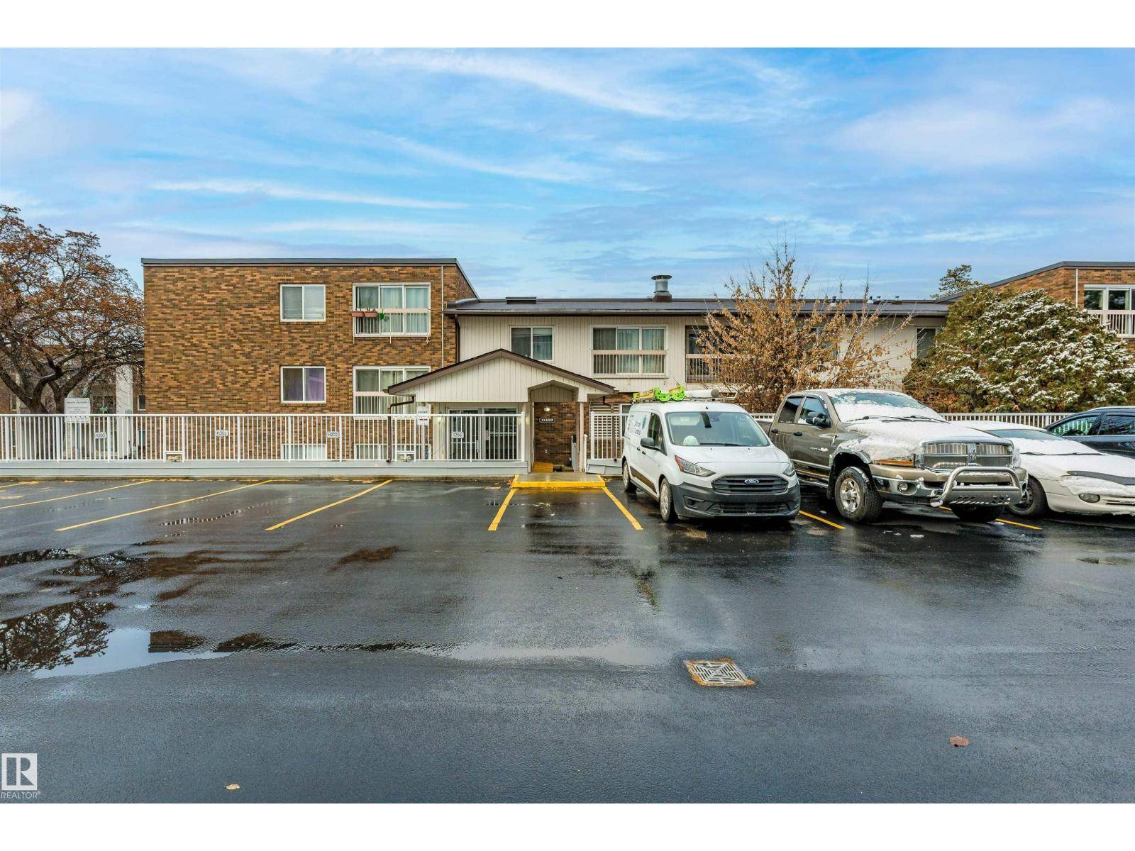 Edmonton, AB T6J0R5,#202 11450 40 AV NW