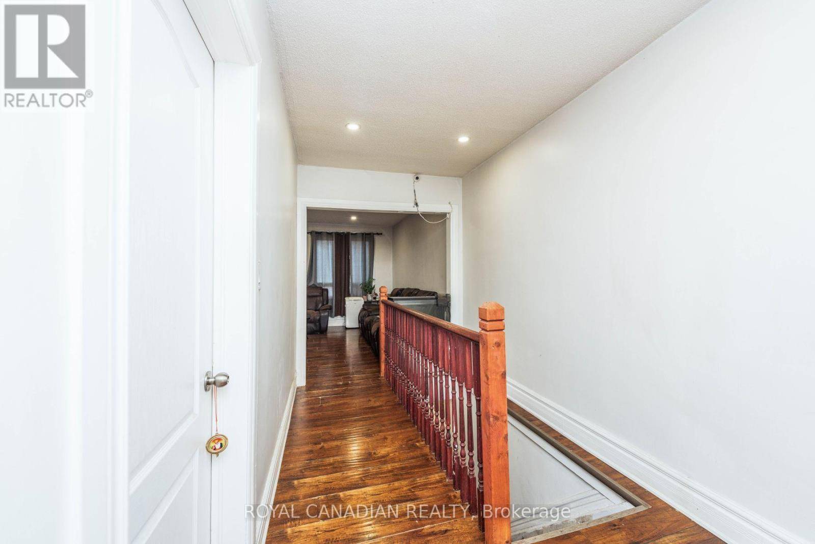 Toronto (greenwood-coxwell), ON M4L1Z4,1406 GERRARD STREET E