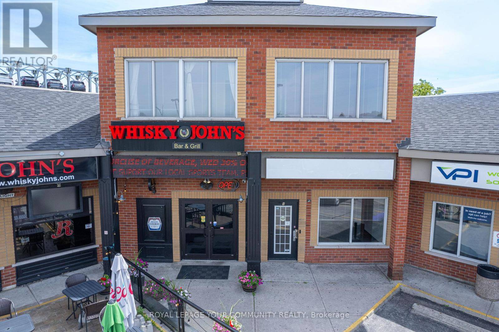 Oshawa (vanier), ON K1J2K4,843 King ST West #8