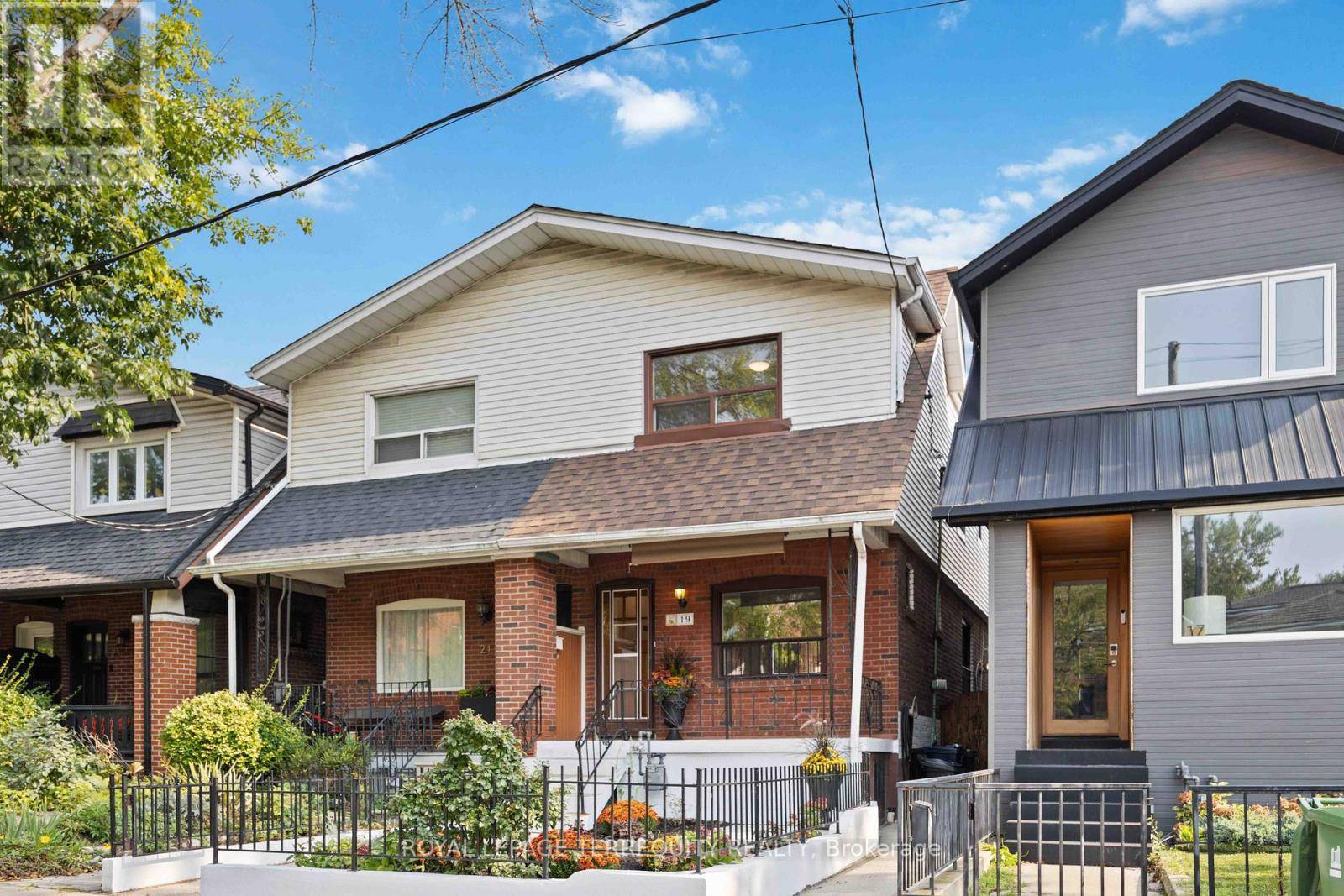 Toronto (south Riverdale), ON M4M3B3,19 CURZON STREET