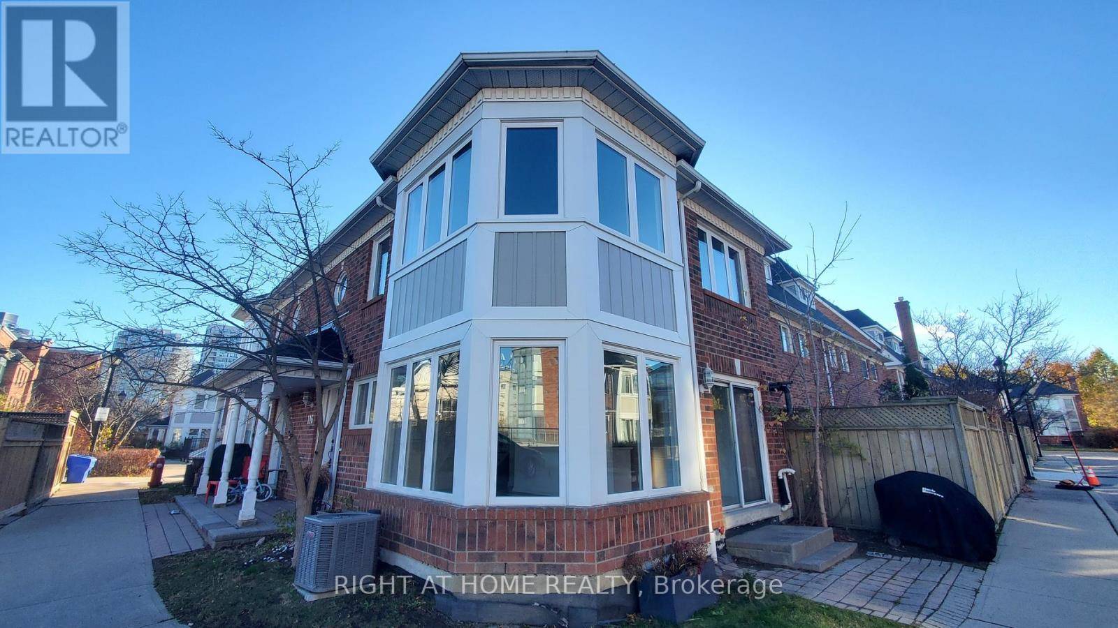 Vaughan (crestwood-springfarm-yorkhill), ON L4J8H1,18 Clark AVE West #116