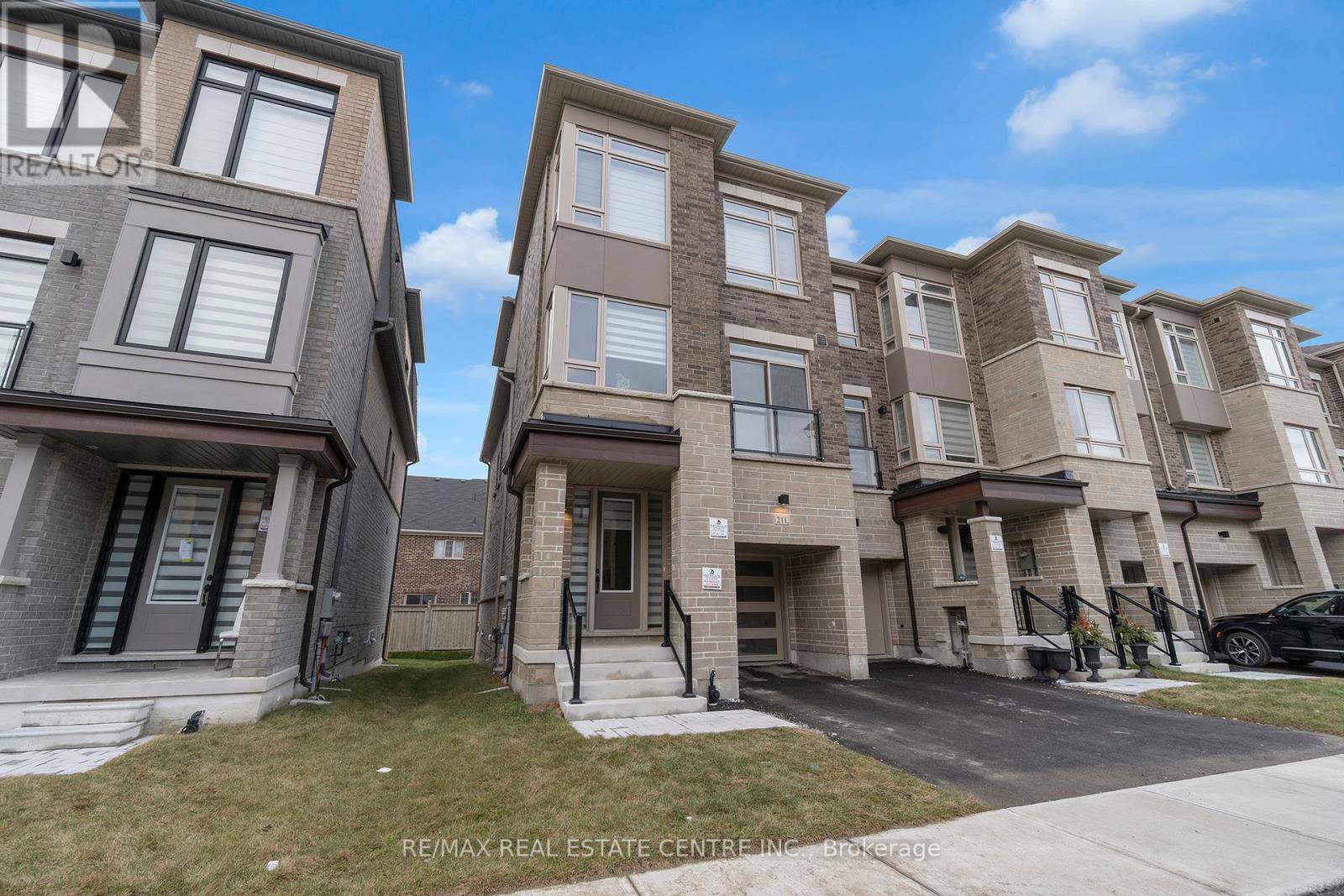 Vaughan (vellore Village), ON L4H5L4,211 TENNANT CIRCLE