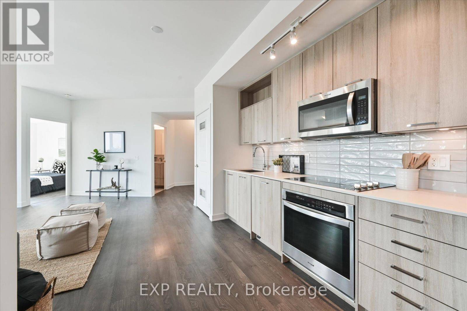 Vaughan (maple), ON L6A5C2,120 Eagle Rock WAY #1006