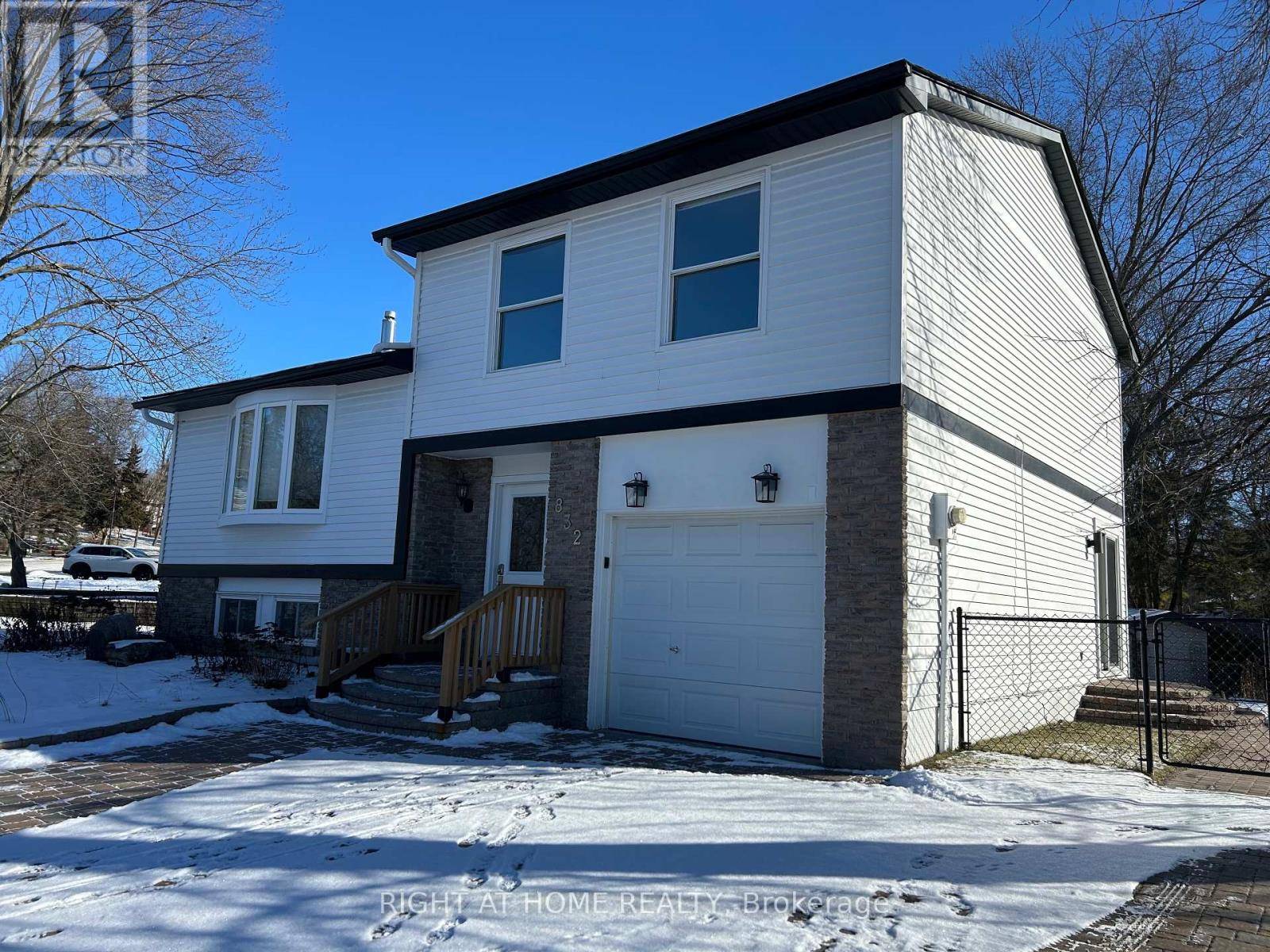 Newmarket (huron Heights-leslie Valley), ON L3Y5J9,832 BORONIA CRESCENT