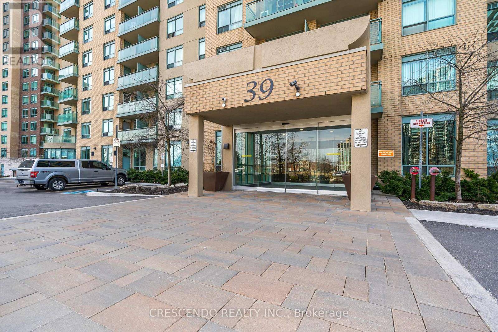 Richmond Hill (langstaff), ON L4B4T9,39 Oneida CRES #813