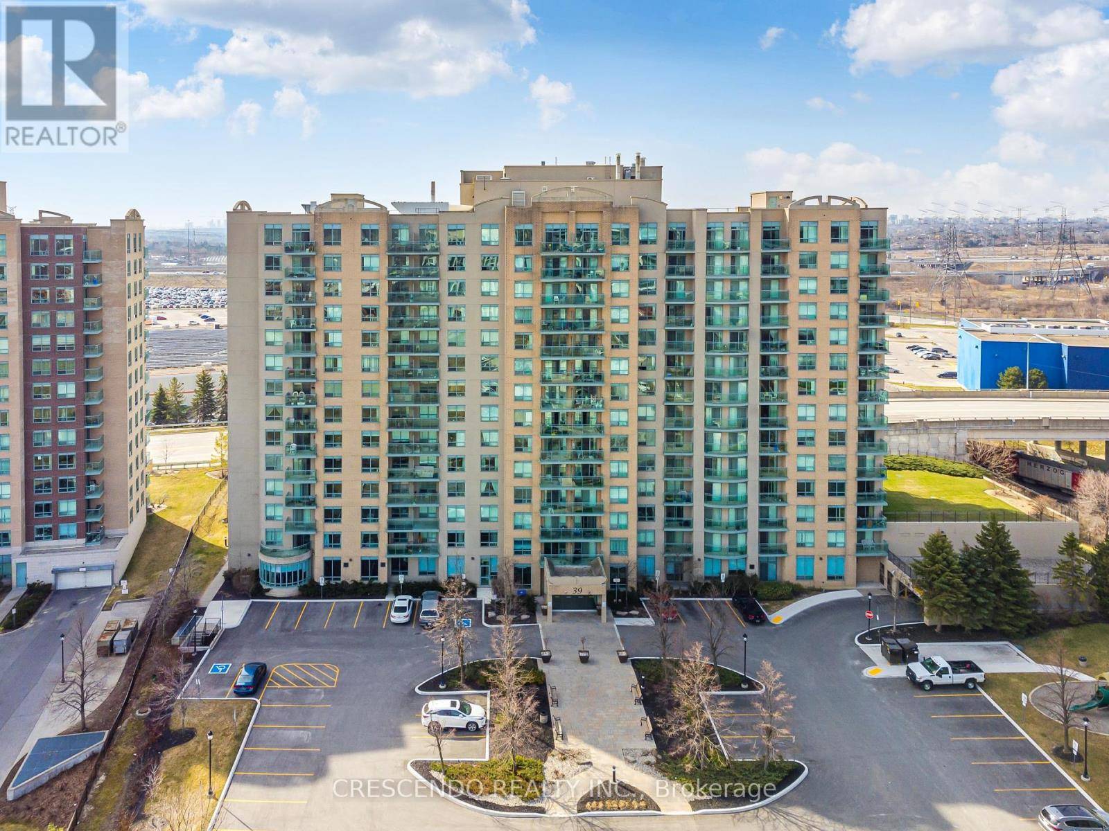 Richmond Hill (langstaff), ON L4B4T9,39 Oneida CRES #813