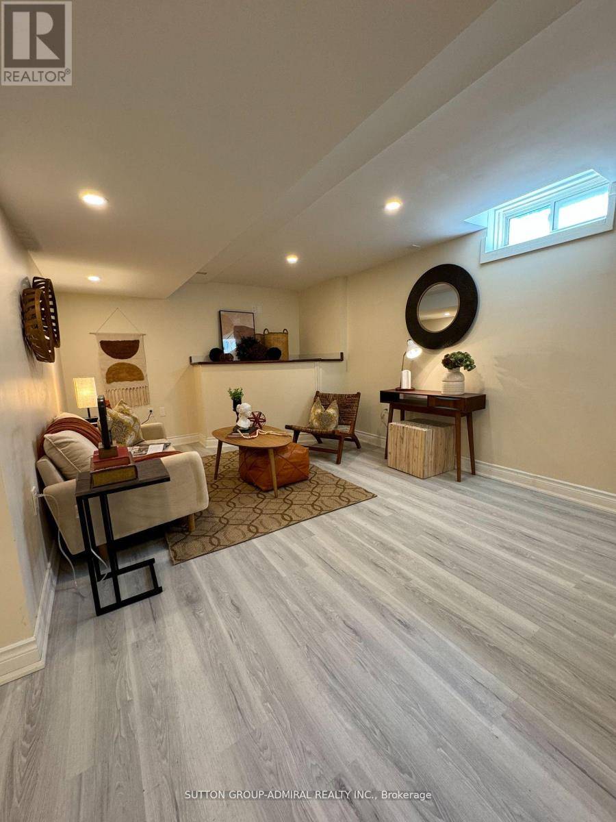 Newmarket (glenway Estates), ON L3X1A9,248 Crossland Gate #Room 2