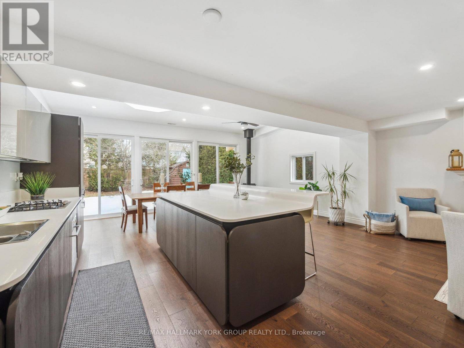 Richmond Hill (north Richvale), ON L4C5H8,42 DRUMERN CRESCENT