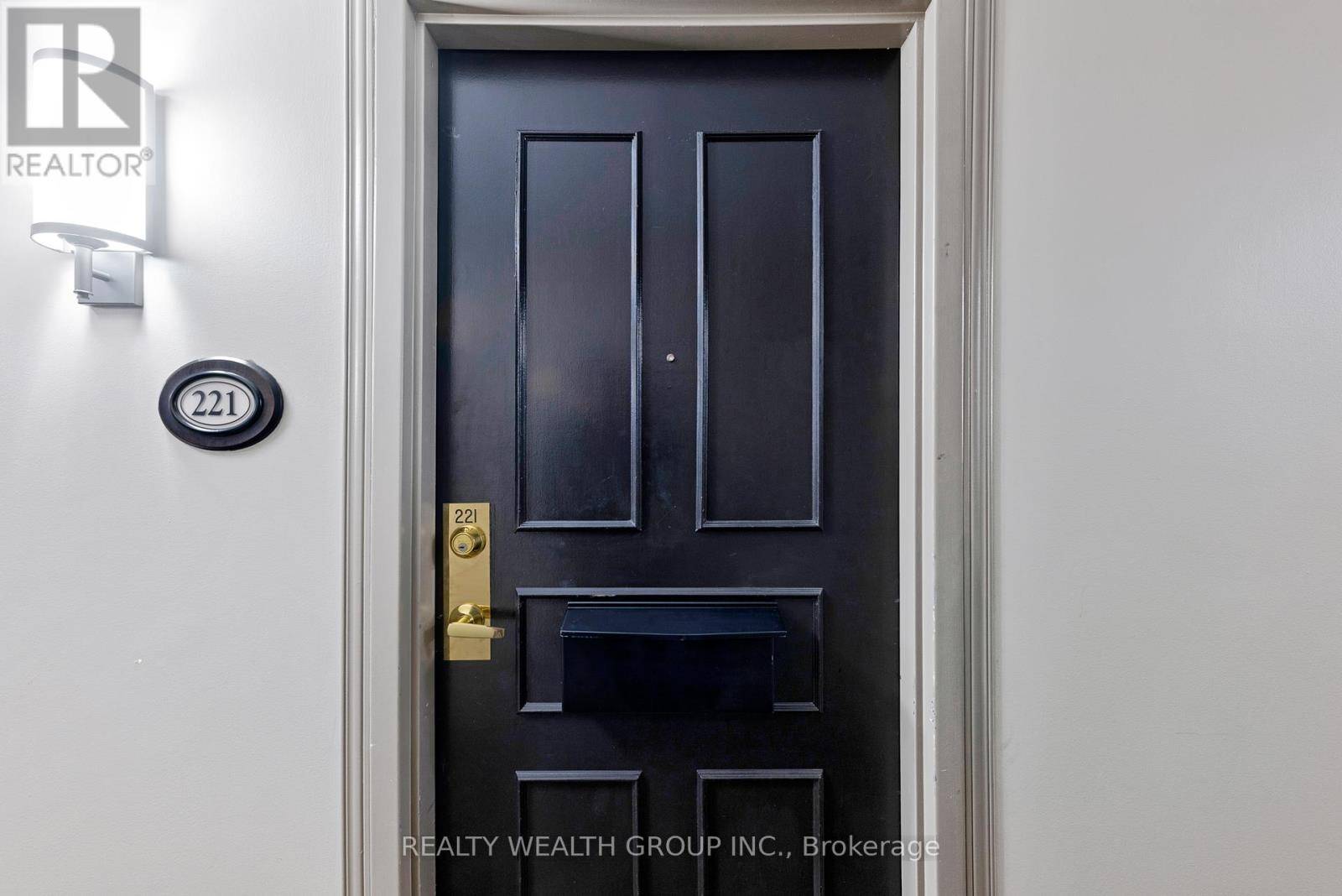 Newmarket (bristol-london), ON L3Y8C2,155 Main ST North #221