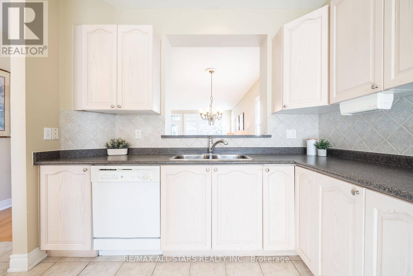 Whitchurch-stouffville (ballantrae), ON L4A1P6,137 LONG STAN