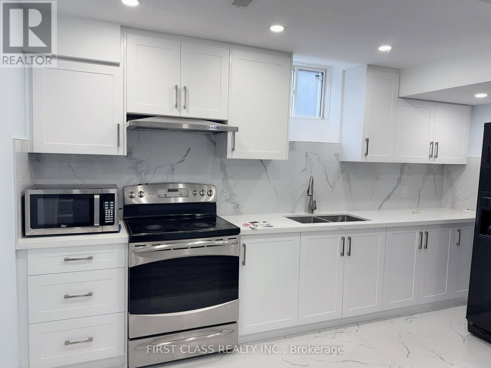 East Gwillimbury (holland Landing), ON L9N0X1,44 WHIPPLETREE DRIVE