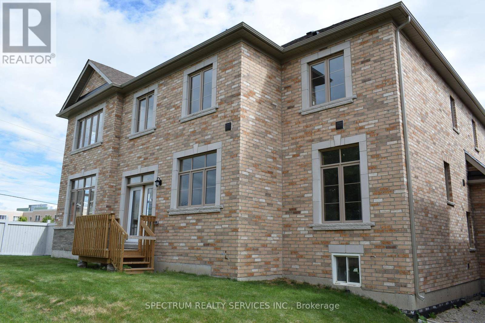 Bradford West Gwillimbury (bradford), ON L3Z0W1,6 BARROW AVENUE
