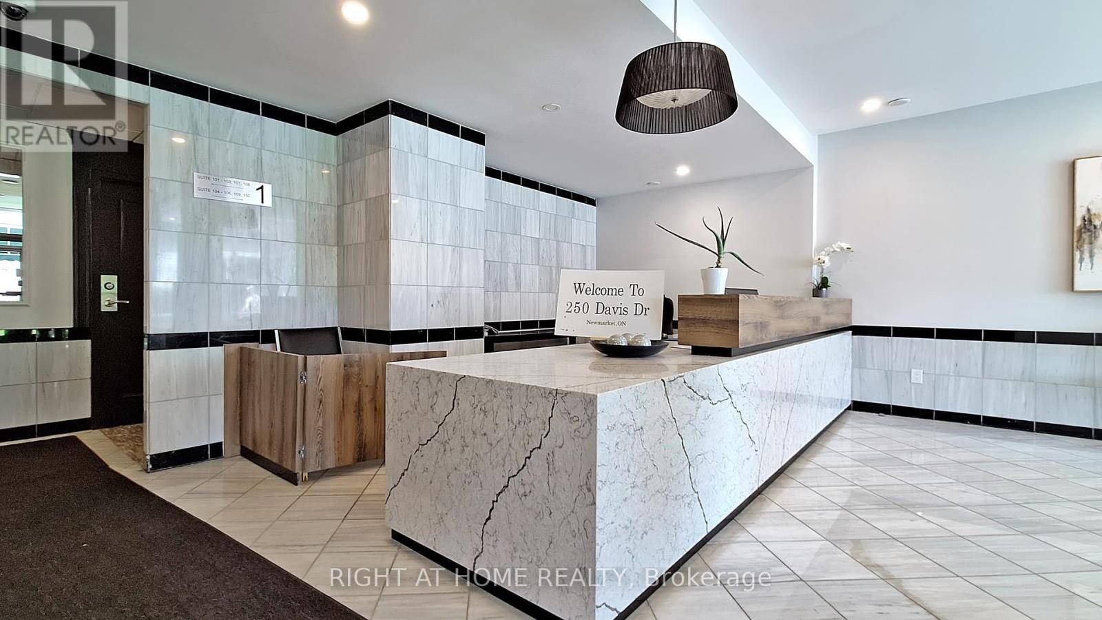Newmarket (central Newmarket), ON L3Y7T7,250 Davis DR #305