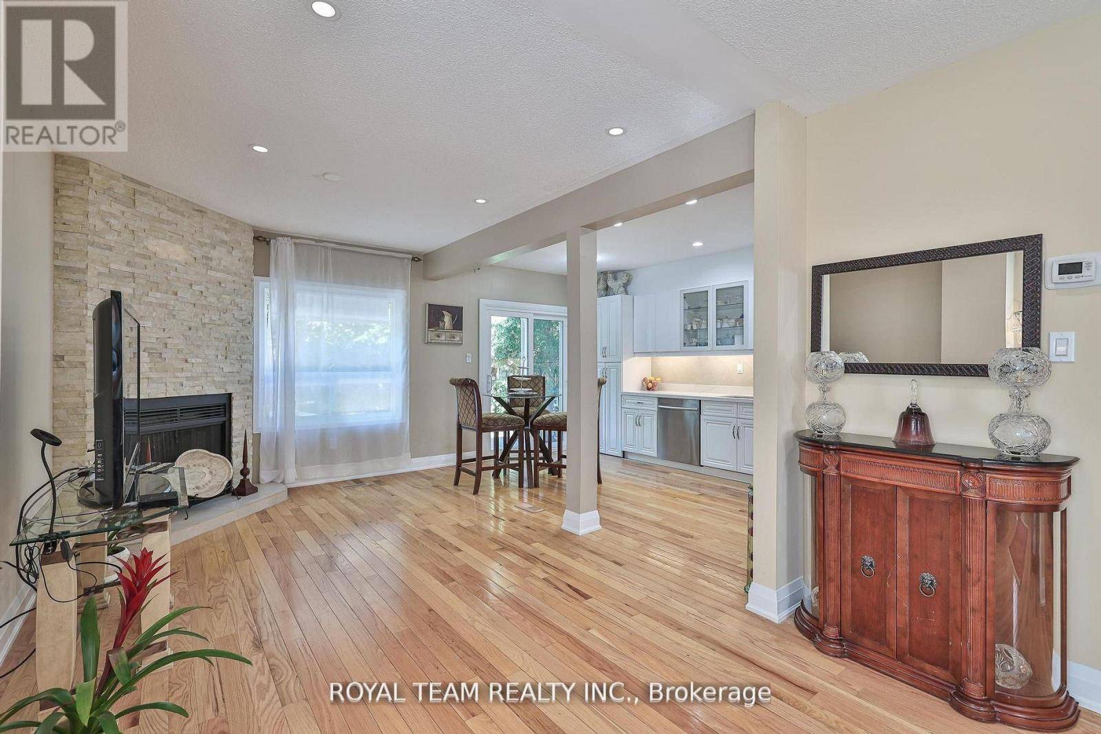 Richmond Hill (westbrook), ON L4C0E9,9 SPRINGER DRIVE