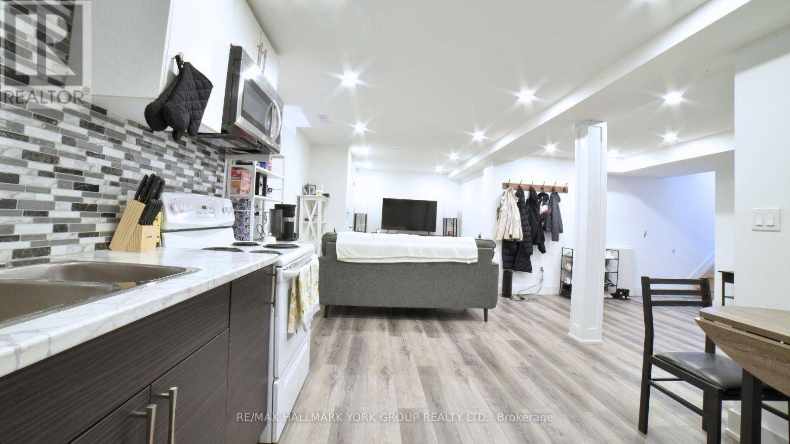 Newmarket (bristol-london), ON L3Y6K5,302 BUCKINGHAM DRIVE N