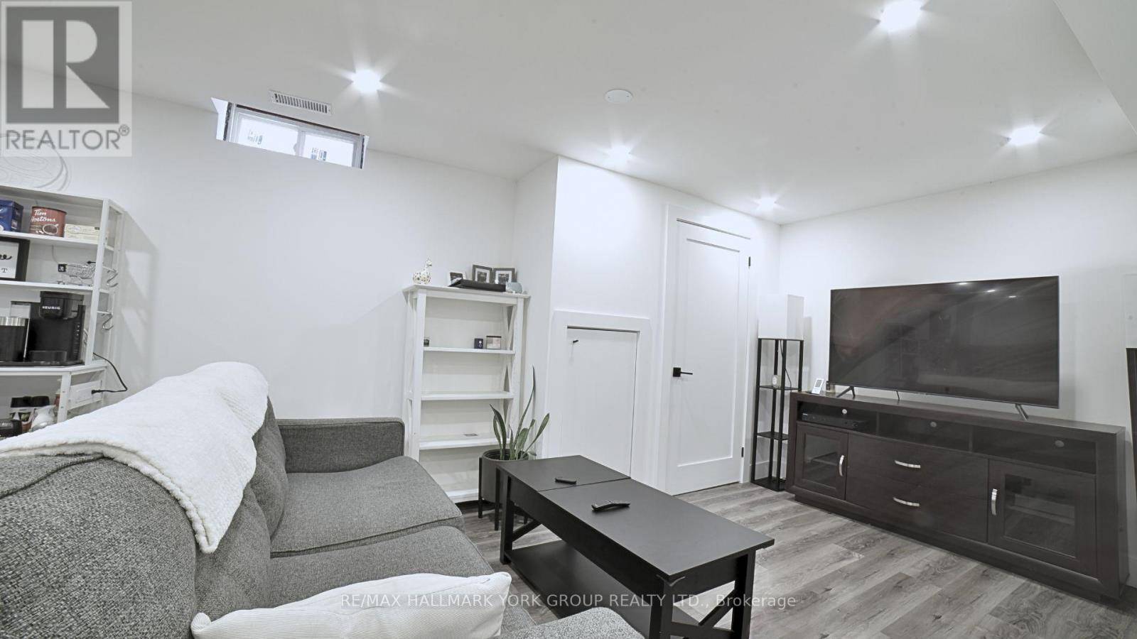 Newmarket (bristol-london), ON L3Y6K5,302 BUCKINGHAM DRIVE N