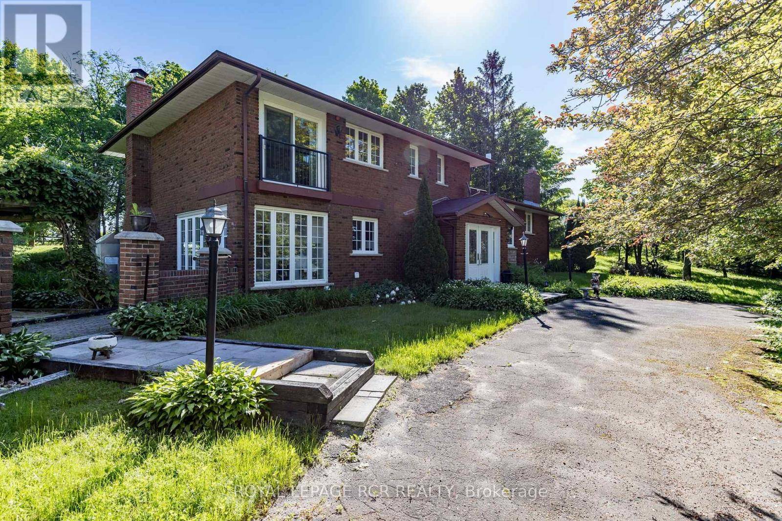King, ON L3Y4V9,2100 DAVIS DRIVE W