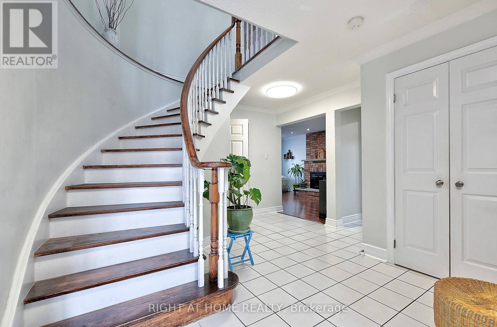 Vaughan (maple), ON L6A1J6,224 RIDGEFIELD CRESCENT