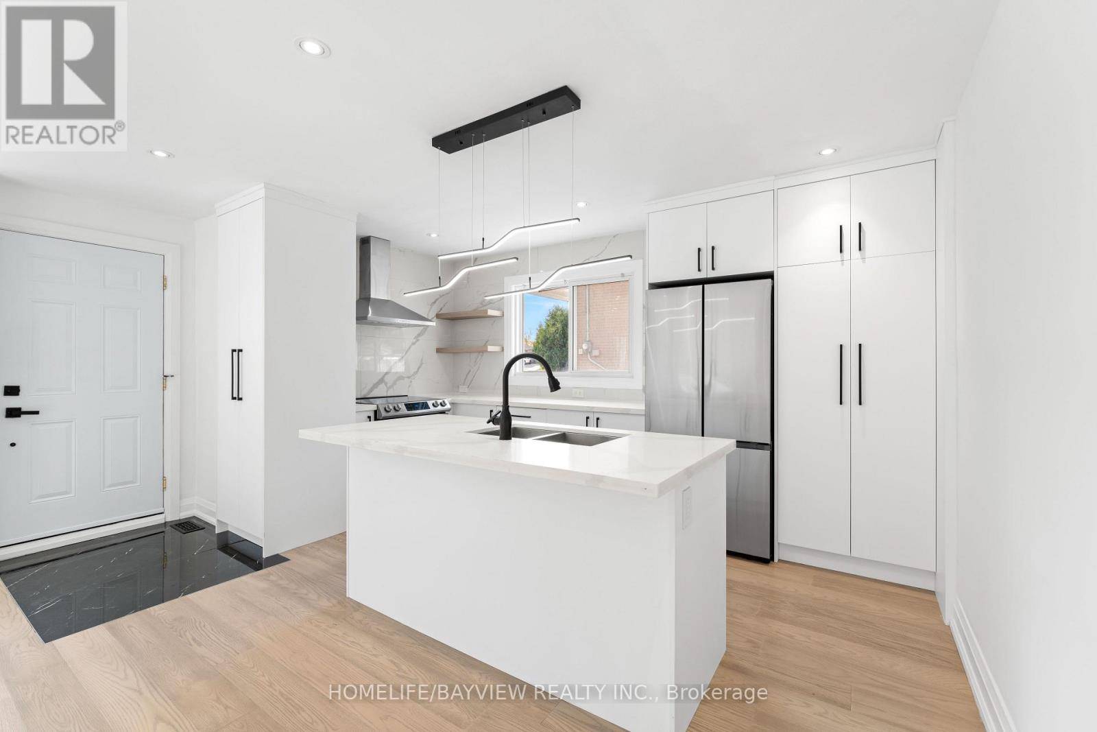 Newmarket (bristol-london), ON L3Y2V6,101 SHELDON AVENUE