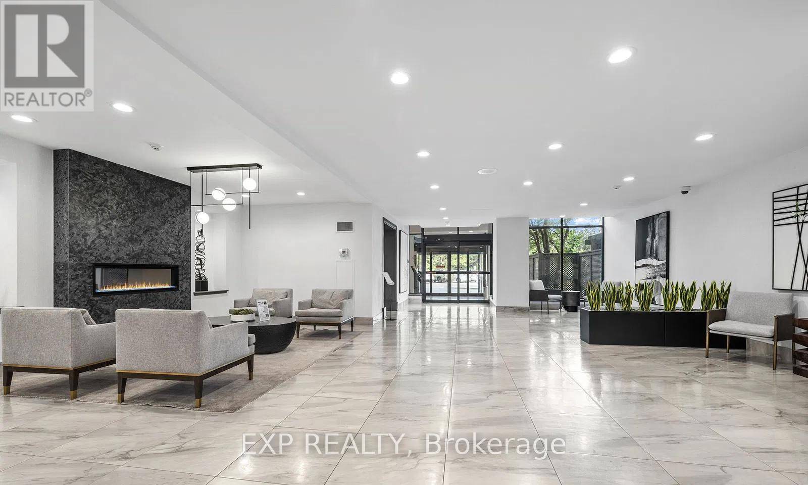 Richmond Hill (harding), ON L4C9R6,22 Clarissa DR #306