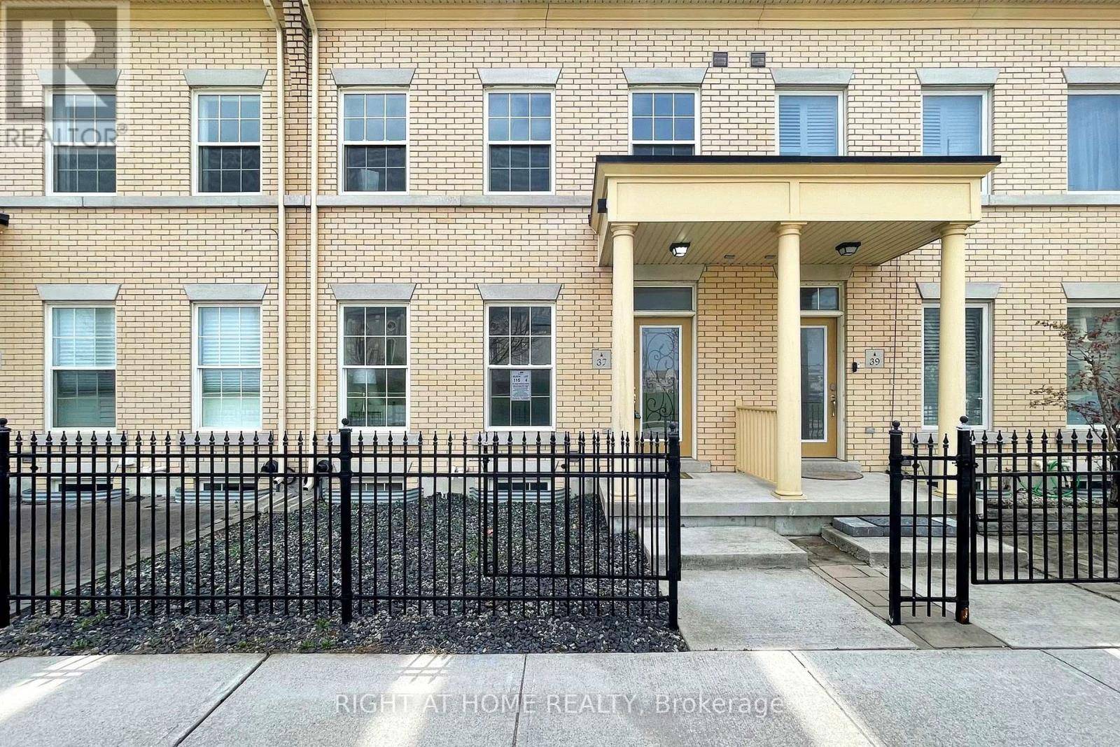 Markham (cathedraltown), ON L6C0J8,37 POPE JOHN PAUL II SQUARE