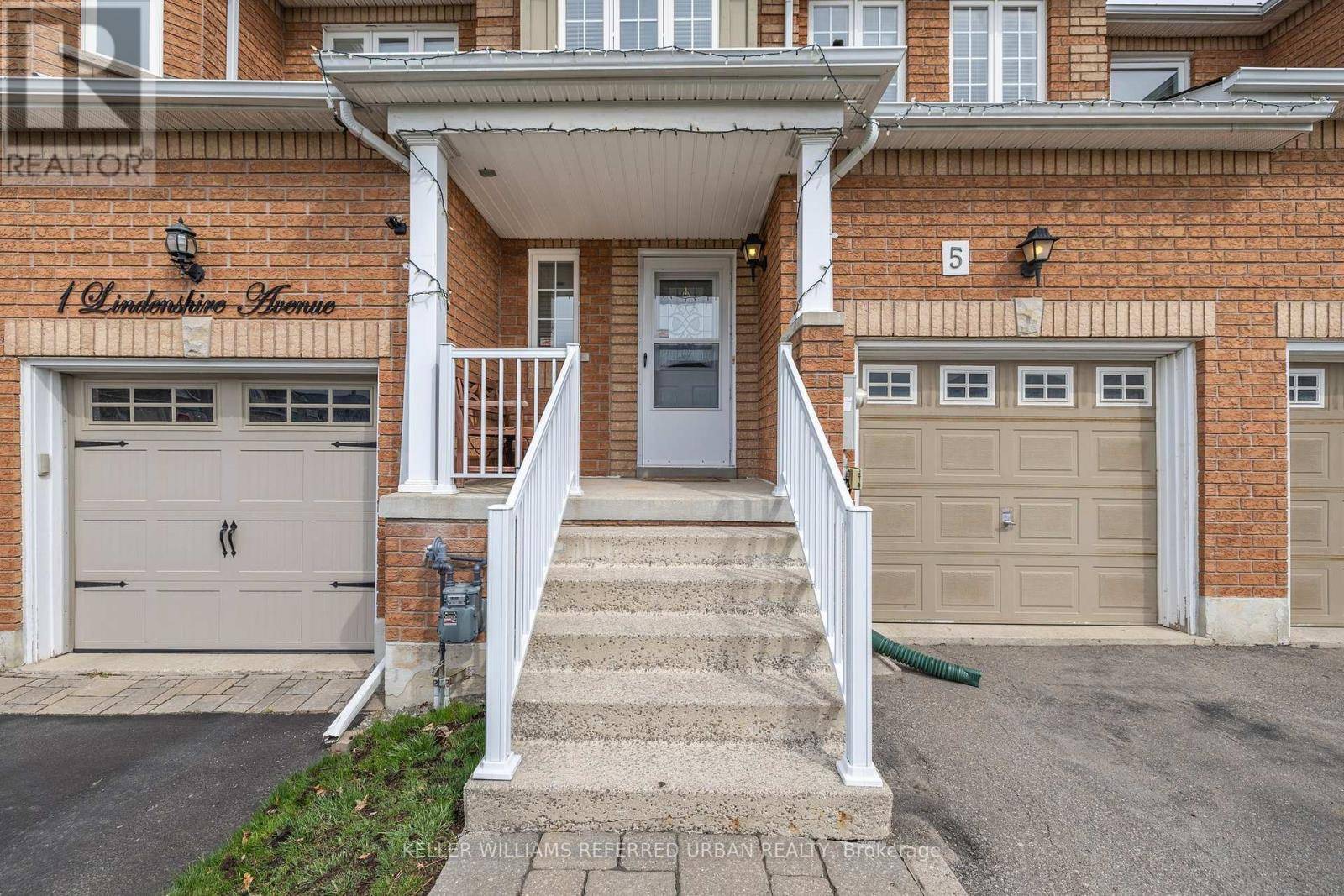 Vaughan (maple), ON L6A4A4,5 LINDENSHIRE AVENUE