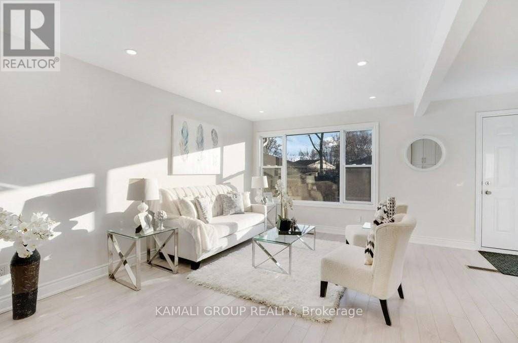 Newmarket (bristol-london), ON L3Y2T3,76 Walter AVE #Main