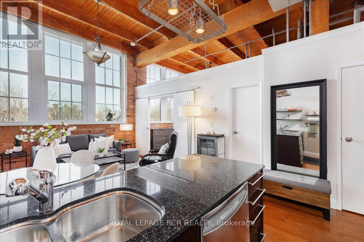 Newmarket (central Newmarket), ON L3Y1R1,543 Timothy ST #210