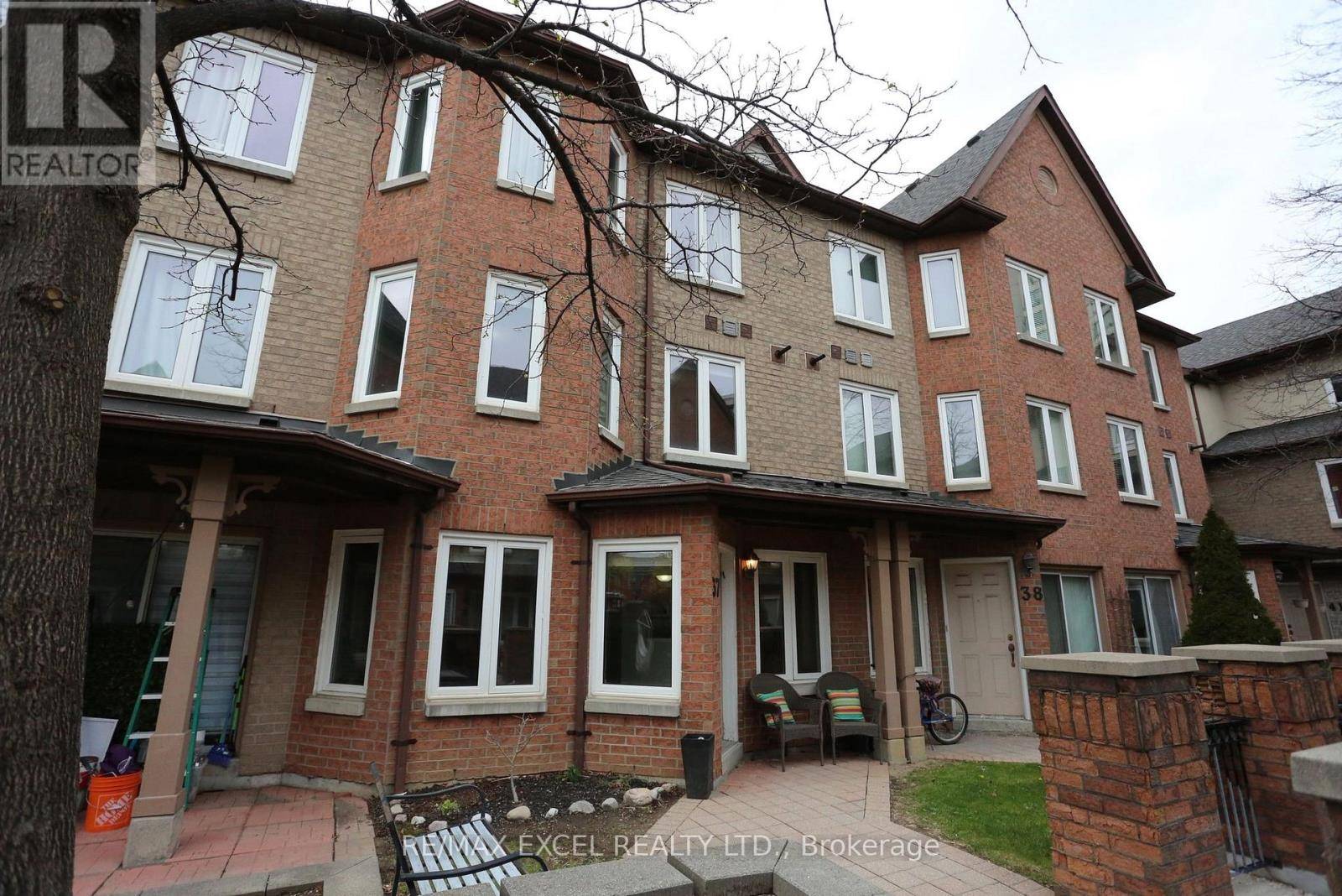 Vaughan (brownridge), ON L4J7Y9,735 New Westminster DR #37