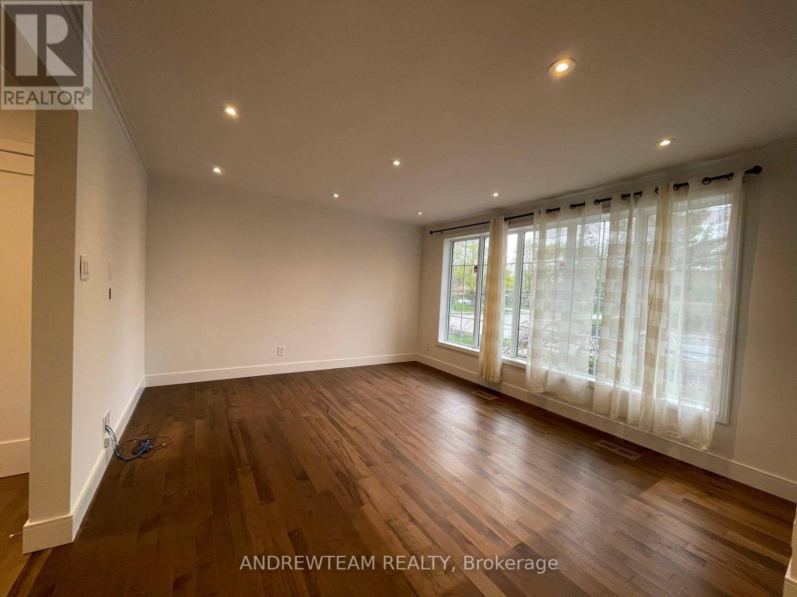 Richmond Hill (crosby), ON L4C2V5,382 LYNETT CRESCENT
