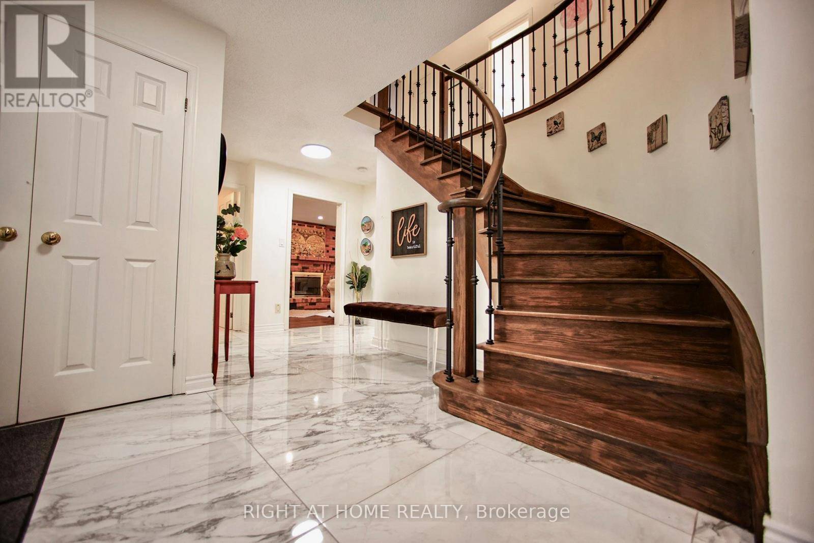 East Gwillimbury (sharon), ON L0G1V0,42 WILLIAM STREET