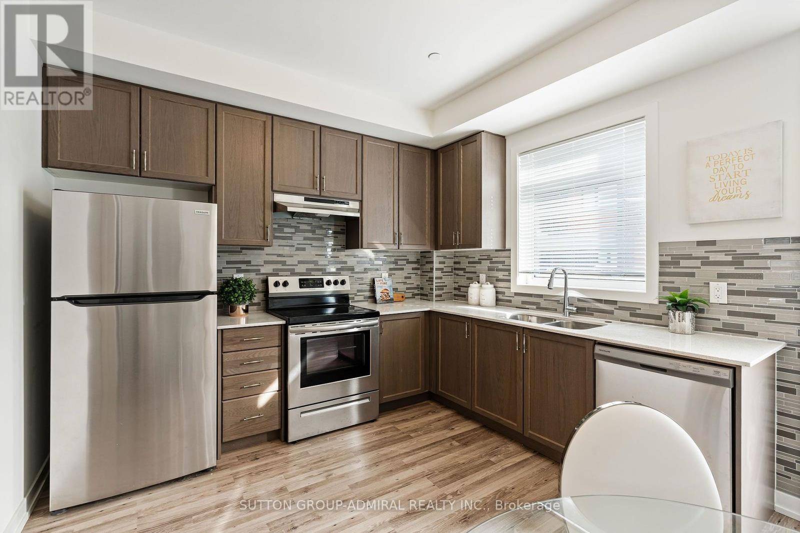 Richmond Hill (langstaff), ON L4C6P5,370D Red Maple RD #98