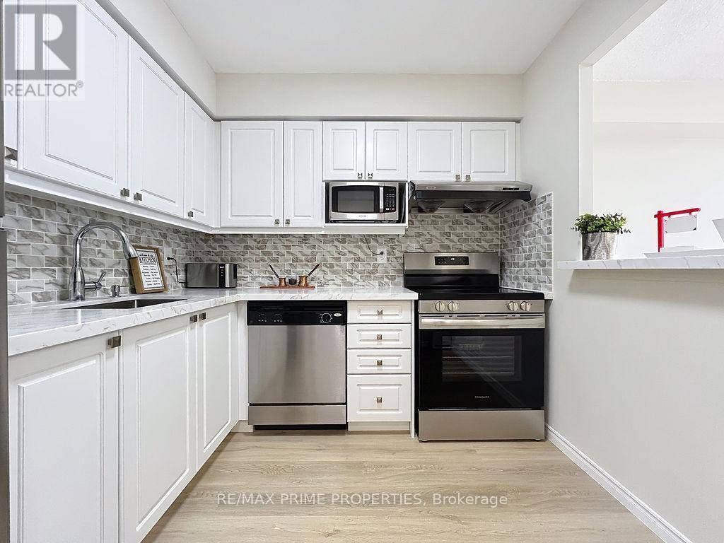 Vaughan (crestwood-springfarm-yorkhill), ON L4J8E8,91 Townsgate DR #608