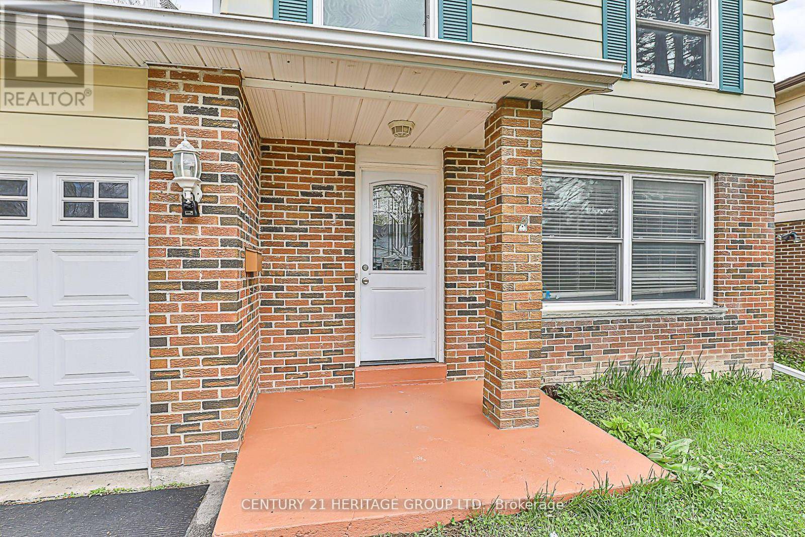 Newmarket (central Newmarket), ON L3Y1E8,143 BESWICK DRIVE