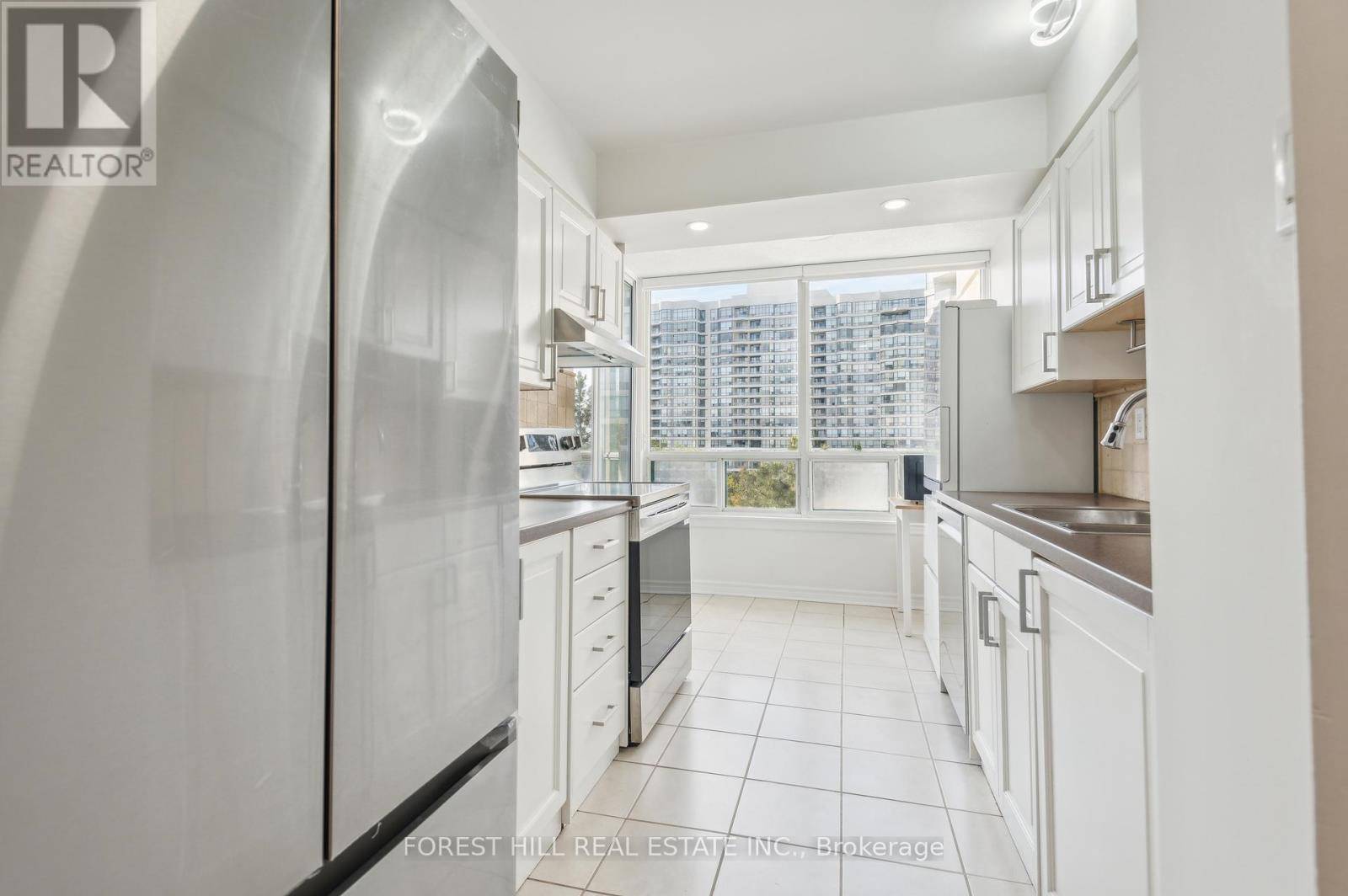 Vaughan (crestwood-springfarm-yorkhill), ON L4J7X1,7250 Yonge ST #401