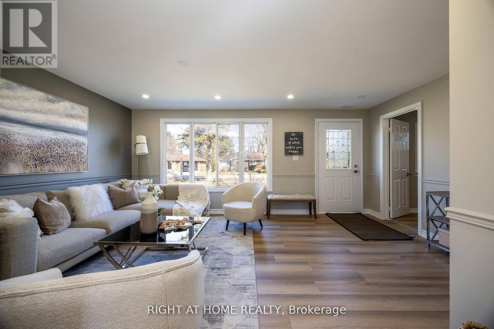 East Gwillimbury (sharon), ON L0G1V0,15 FARR AVENUE