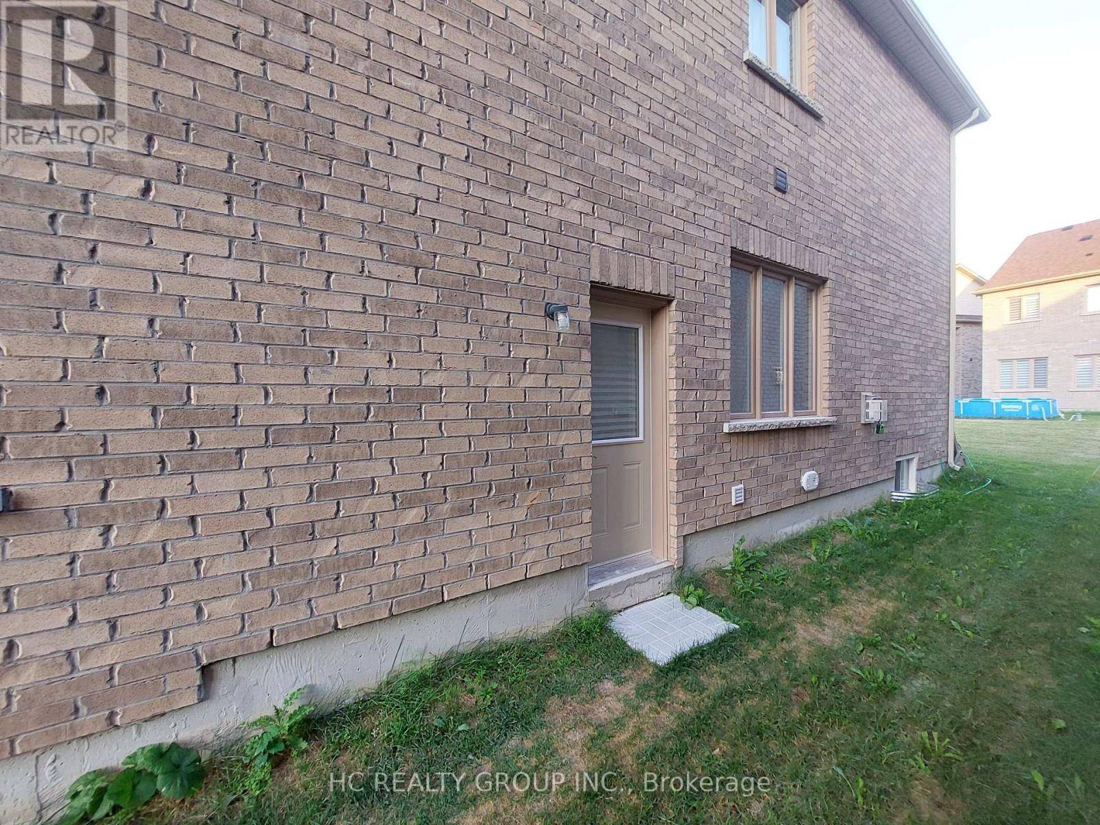 Bradford West Gwillimbury (bradford), ON L3Z4M7,33 MAC CAMPBELL BSMT WAY