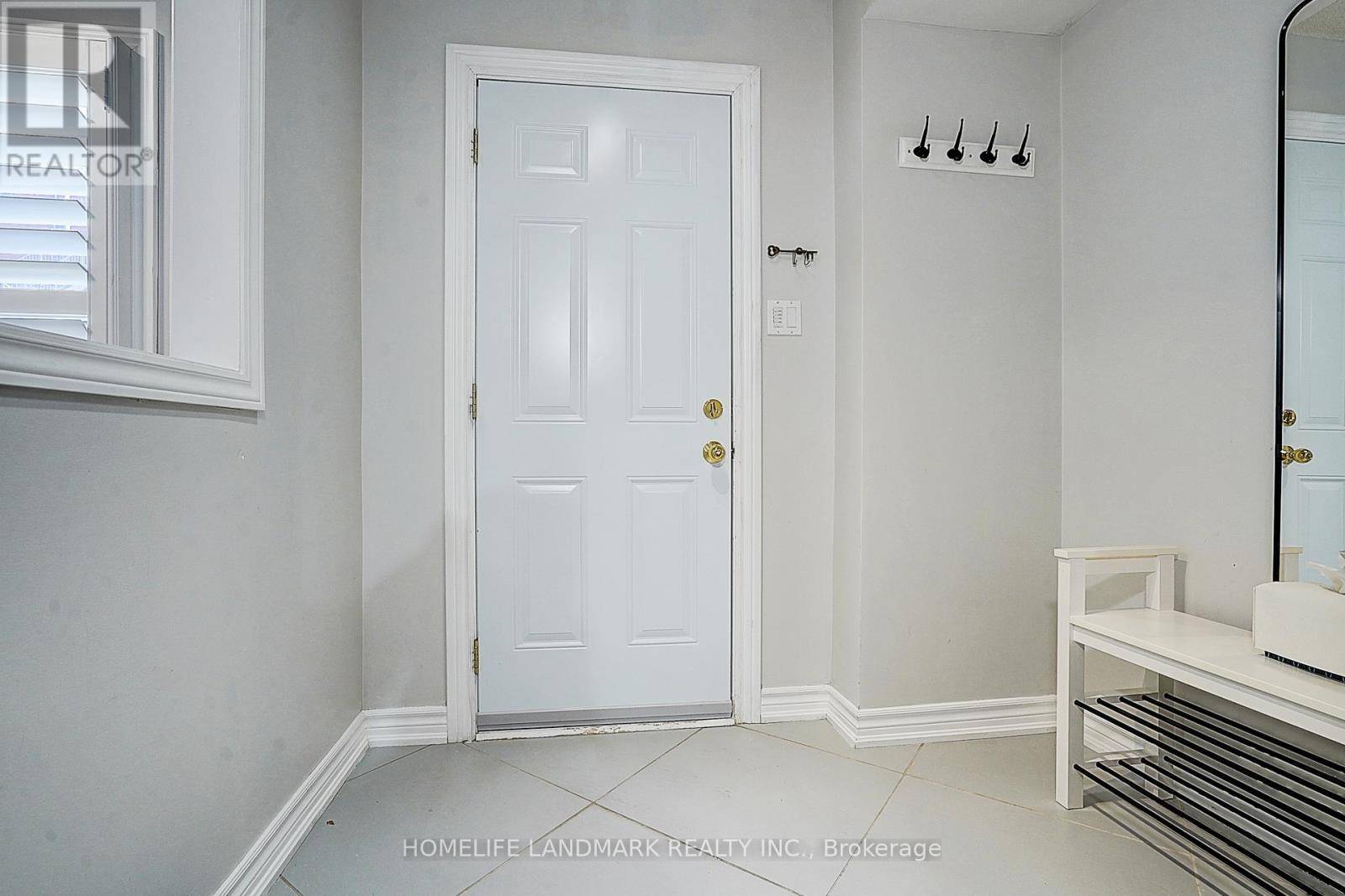 Newmarket (central Newmarket), ON L3Y8J3,115 Main ST South #37