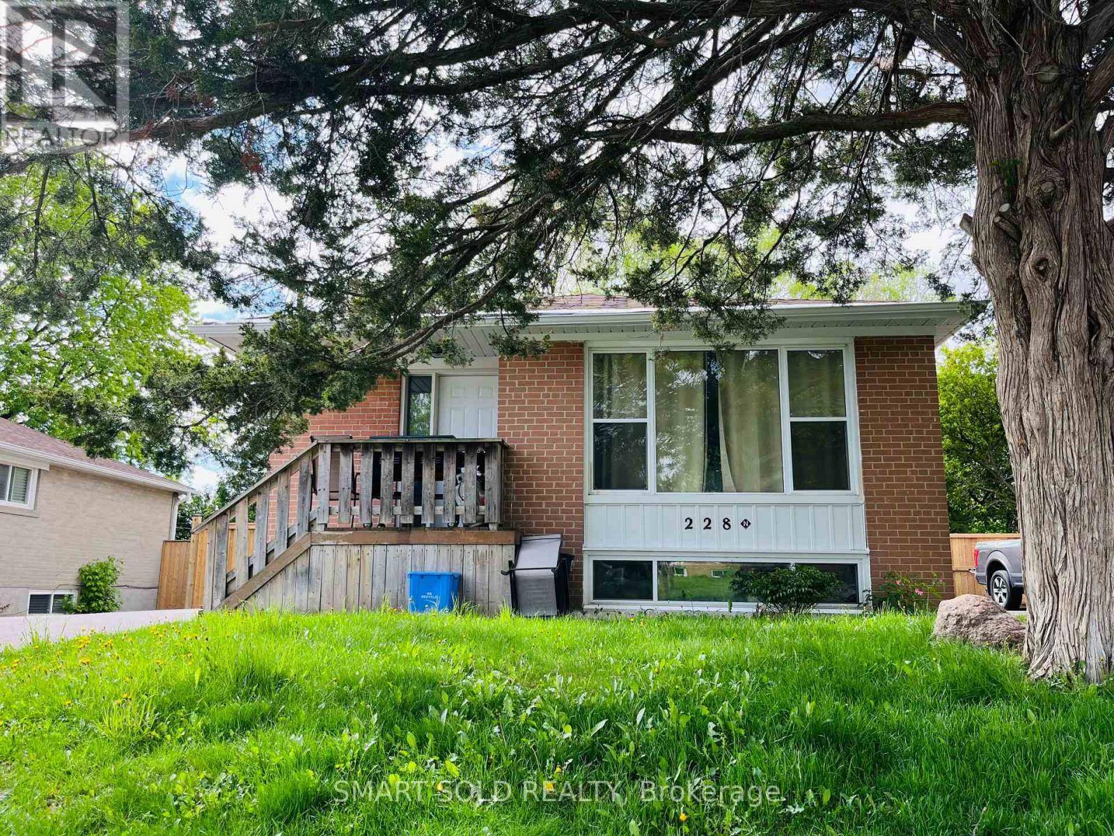 Newmarket (bristol-london), ON L3Y2Z5,228 Silverbirch DR #Upper