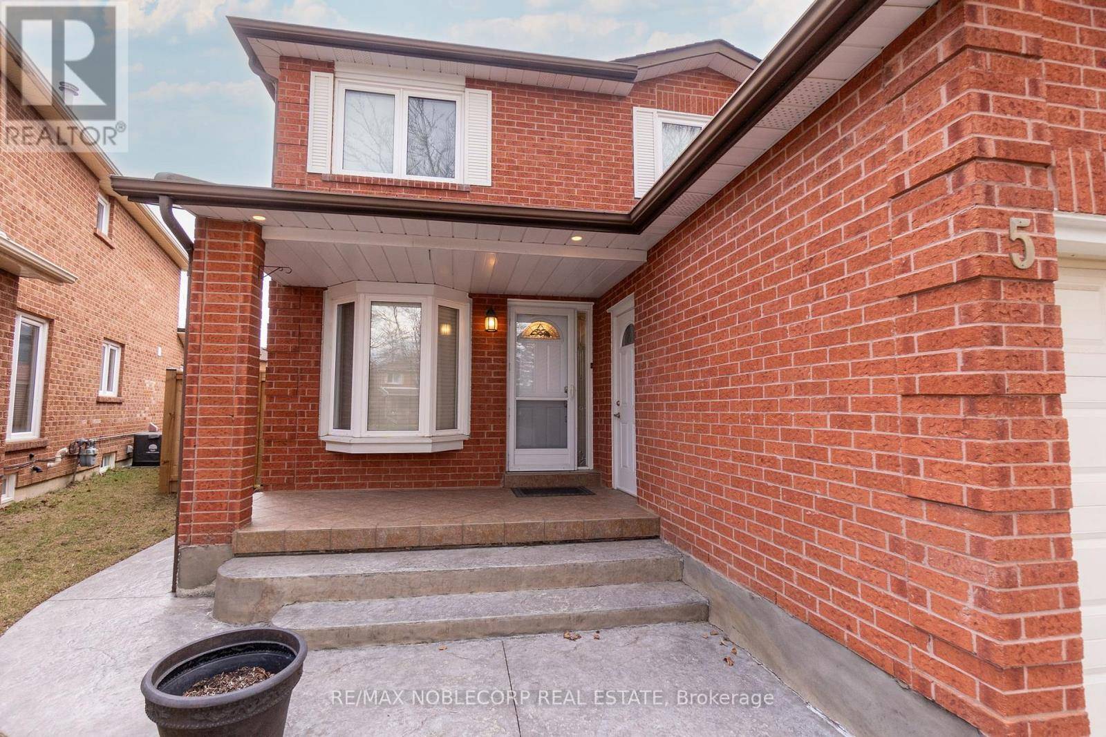 Vaughan (maple), ON L6A1B9,5 MATT COURT
