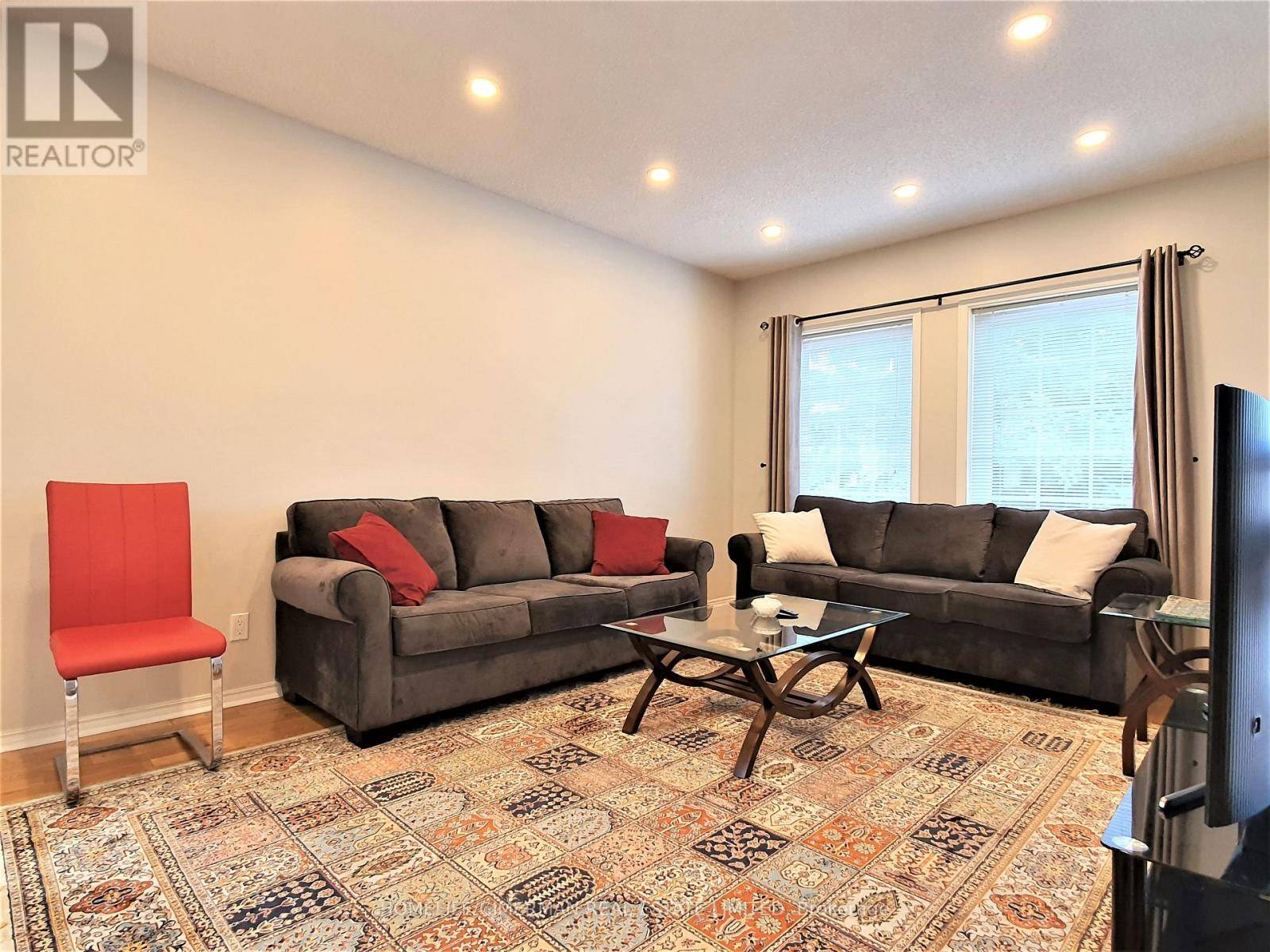 Newmarket (bristol-london), ON L3Y6R3,312 Harewood BLVD #UPPER