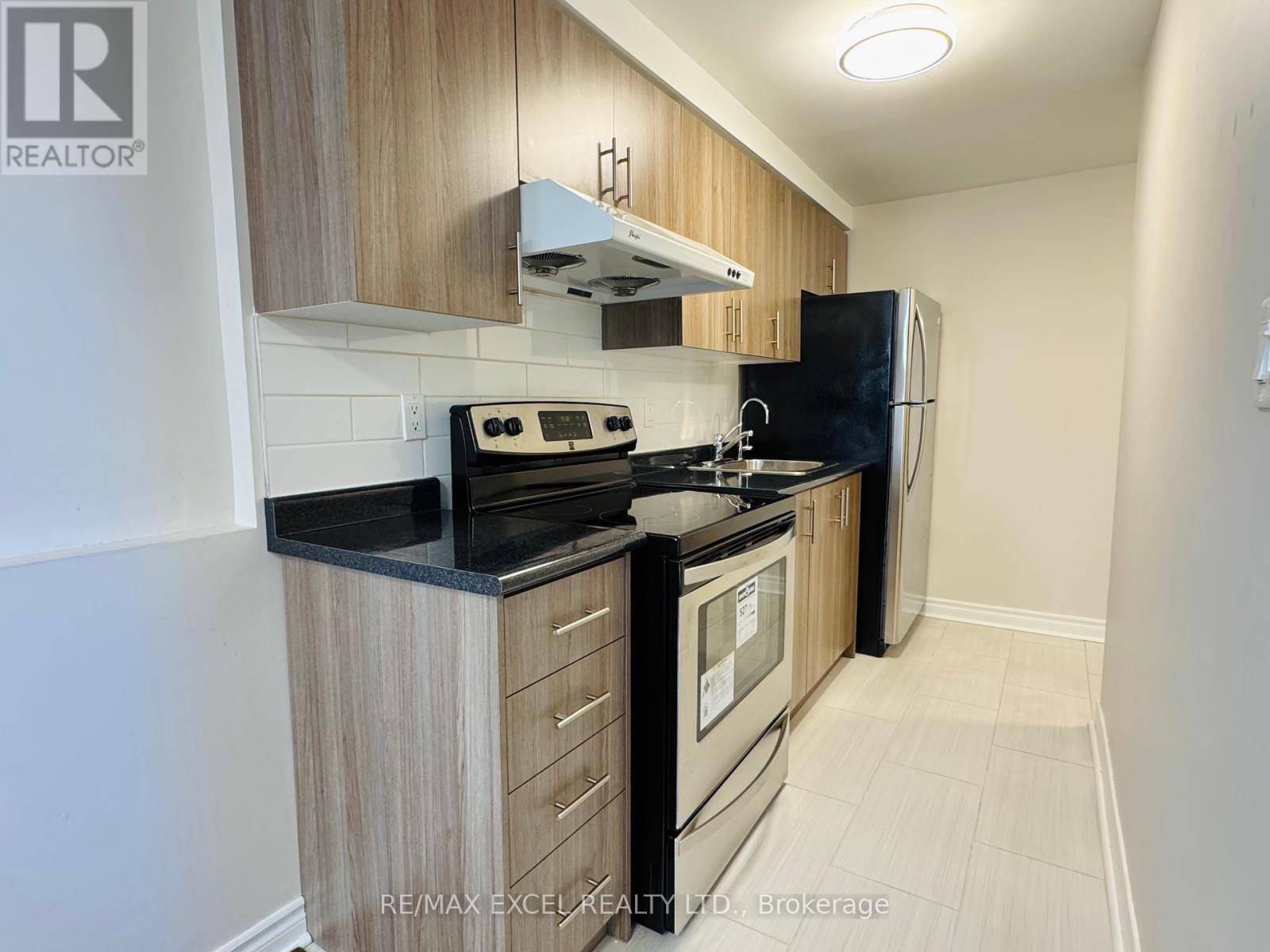 Newmarket (bristol-london), ON L3Y6B9,208 Harrison DR #Lower